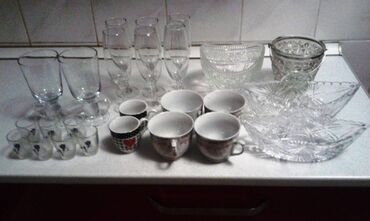 посуда для орехов: Салатницы-2 шт, конфетницы-2 шт, кружки для кофе-2 шт, простые кружки