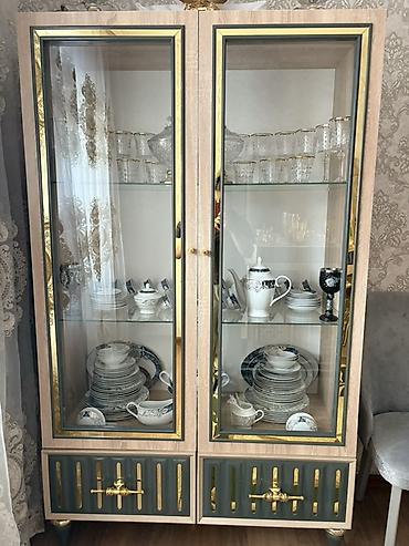 samdamlar: Qonaq otağı üçün dekorativ mebel dəsti Tərkib: - 2 qapılı vitrin — 1