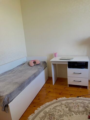 Mətbəx mebeli: Yazi masasi ve carpayi.qiymet ikisi 110 man.carpayi olcusu