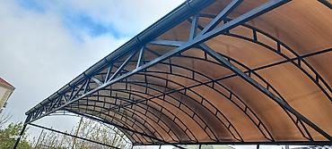 Metall konstruksiyalı, tağvari formalı üstü örtülü naves (canopy)