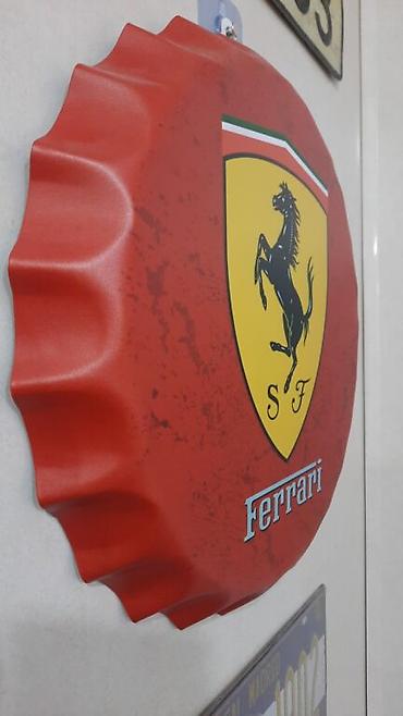 Ferrari: "Ferrari" yazılı, qapaq şəkilli metal lövhə. Yenidir. Diametri: 35sm — 2