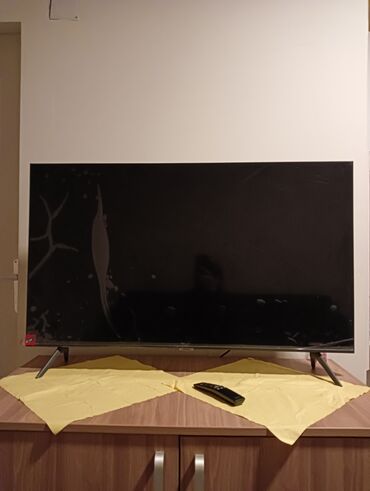 stalak za tv: Na prodaju samsung tv sa daljinskim, ostecen vidi se na slici