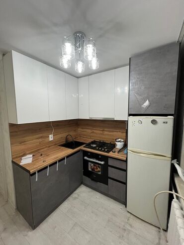 Кухонные шкафы: Современный кухонный гарнитур в серо-белых тонах. Состоит из навесных — 4