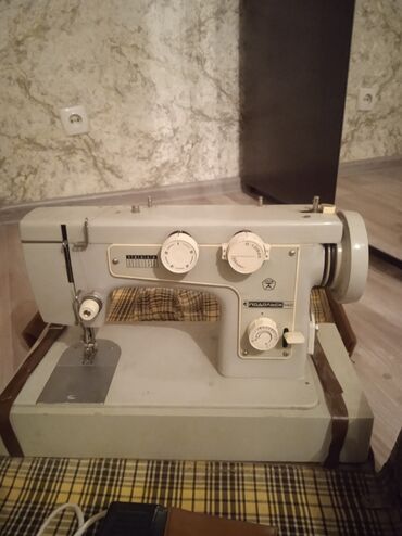 купить швейный цех: С. Беловодское продаю срочно швейную машинку СССР электрическая с