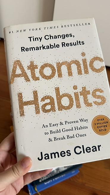 easy: Книга Atomic Habits (англоязычное издание) Автор: James Clear Формат — 1