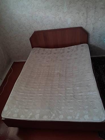 мебель ученик: Продаю б/у мебель: ковёр, комод и кровать. Цена договорная — 3