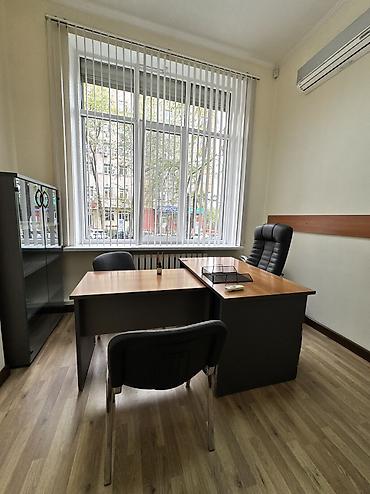 Аренда офисов: Сдаю Офис целиком: 300 м², В жилом комплексе, С ремонтом, Первая линия, С отдельным входом, С отдельным санузлом — 13