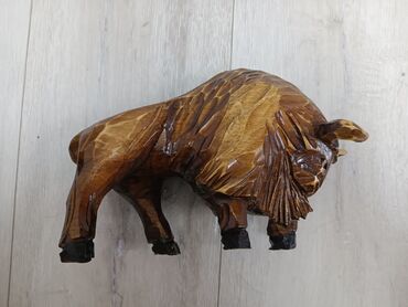 статуэтка: Фигура быка, резная из дерева