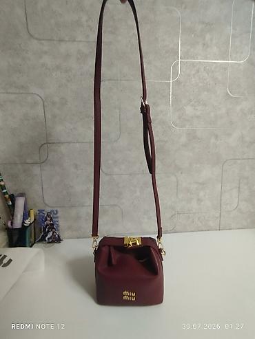 pull bear: Сумка miu miu, вишнёвого цвета с золотыми элементами, с двумя шнурами — 2