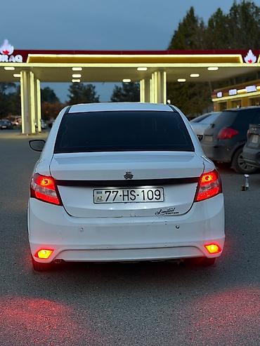 turbo az gaz 24: Ağ rəngli sedan, “Limited Edition” arxa nişanlaması ilə. Kompakt — 4
