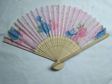 Ostali aksesoari: Lepeza drvena 21-22 cm. polovna.Cena za kom — 11