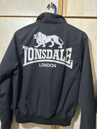 Αθλητικά ρούχα: Μπουφάν Lonsdale. Είναι αντρικό Small. Σε γυναίκα καλύπτει και