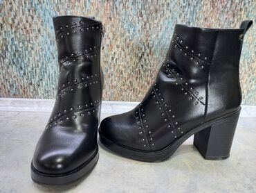 женские ботинки из англии: Ботинки и ботильоны 36, цвет - Черный