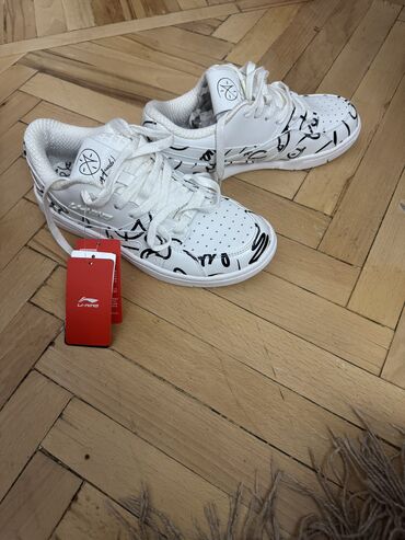 валейболный красовки: Красовки Li-Ning фирменные, кожаные. Размер: 36