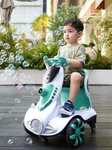 детский электромобиль: Супер электромобиль для детей со встроенной генерацией мыльных пузырей
