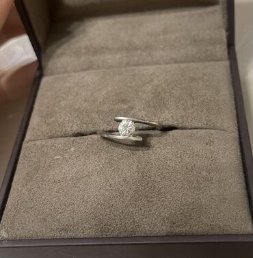 адлерская серебристая: Серебренное кольцо с фианитом