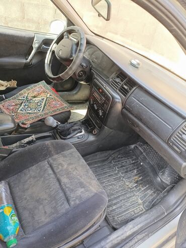 Opel: Opel Vectra: 1999 г., 1.6 л, Механика, Бензин, Седан