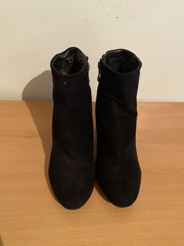 Botinka və botilyonlar: Qadınlar üçün qara botlar - Material: zərif süet toxumalı üst. - — 1