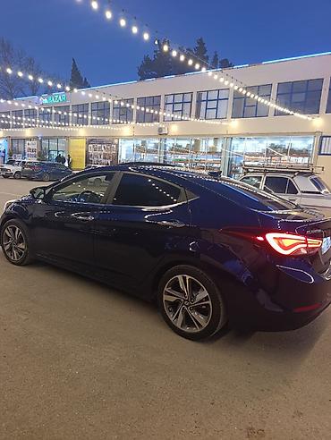 Hyundai: Hyundai Elantra sedan - Kuzov: dərin mavi rəng, idman üslublu ön və — 9