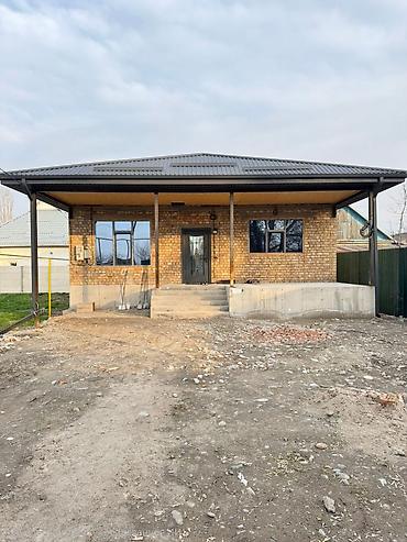 Продажа коттеджей и домов: ✨Продаётся дом в с. Сокулук✨ 🏡Характеристики: • Участок - 3,5 сотки • — 1