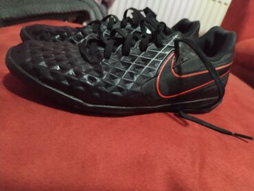 marvel patike: Nike patike za fudbal broj 38. U odličnom stanju