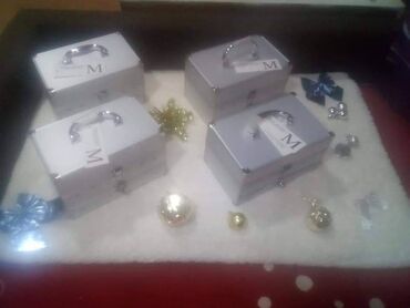 Šminka: *Miss Rose Veliki kofer sa sminkom* Sadrži: *94 senki *12 ruzeva na lalafo.rs — 9 Šminka: *Miss Rose Veliki kofer sa sminkom* Sadrži: *94 senki *12 ruzeva — 9