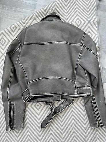 deri kurtka: Qara rəngli biker üslubunda qısa qadın gödəkçə. Materialı dəri — 1