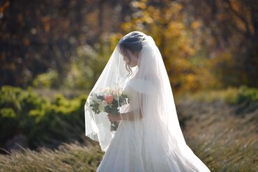 свадебная бижутерия: Продам своё шикарное свадебное платье! 1)Платье расшито бисером и