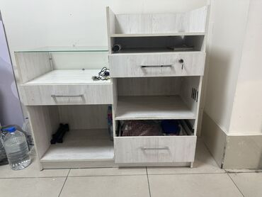 Другое кассовое оборудование: Торговый прилавок из светлого ламинированного ДСП с текстурой дерева