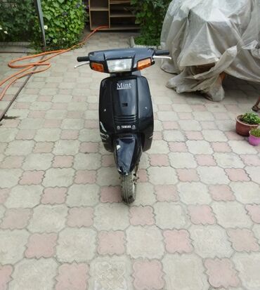 араба бричка: Скутер Yamaha Mint в черном цвете – это компактное и удобное
