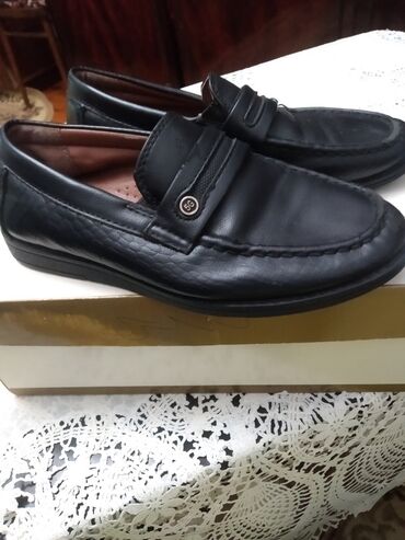 Uşaq ayaqqabıları: Makasinlər qara rəngdə .Hər biri 9man.32,31və27 razmerlər — 9