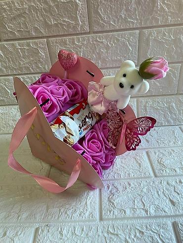 Kompleti namirnica: Poklon setovi u dekorativnim kutijama Elegantno aranžirani poklon — 18