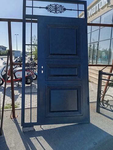 Digər tikinti materialları: Metal konstruksiyalı, tünd boz rəngdə təhlükəsizlik qapısı. Qapının