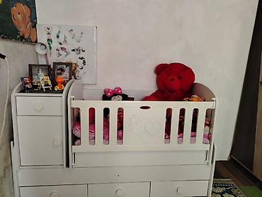 bortik desti: Uşaq çarpayısı – kombinə edilmiş beşik və komod - Rəng: ağ - — 1