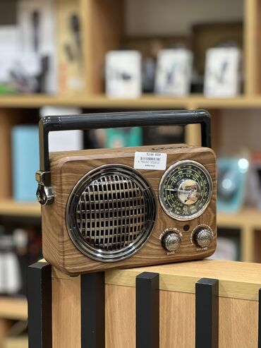 Radio: Retro radio Butun kanalları tutur Usb kart Auks cixişi var Blutuznan