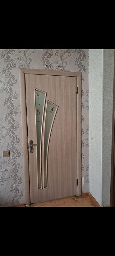 Qapılar və aksessuarlar: İç qapı – ağac teksturalı, açıq palıd rəngində - Material: MDF/laminat — 2