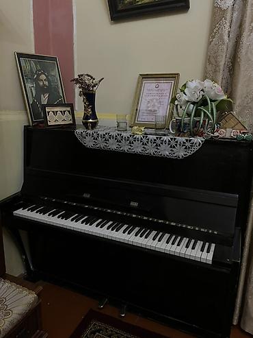 yamaha piano: Upright (şaquli) piano – klassik qara korpusda, iki pedallı model. Tam — 4