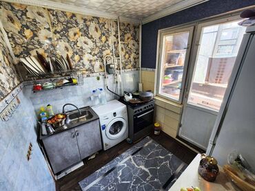 срочно продаётся 1 комнатная квартира в районе ошского рынка по улице кенсуйская 17: 2 бөлмө, 48 кв. м, 104-серия, 4 кабат, Косметикалык ремонт