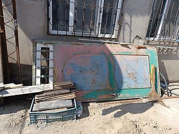 köhnə qapı: 2.40x1 m ölçüdə. Köhnə qalın dəmir qapıdır. Qalın şvellerdir. İşlək — 1