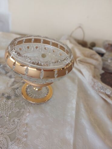 Чайники и кофейники: Kristal şirniyyat qabı (ayaqlı) - Material: qalın kəsimli kristal