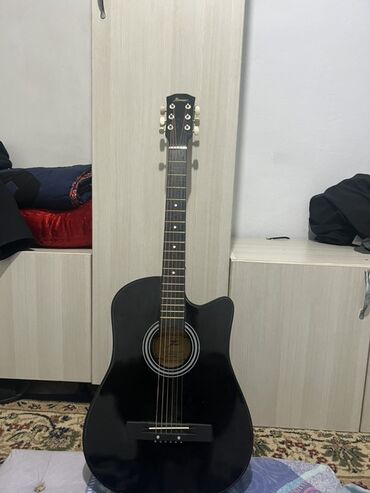 Гитары: Акустическая гитара типа дредноут с вырезом (cutaway), черный