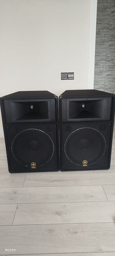 Qulaqcıqlar: Peşəkar səs mikser konsolu, müxtəlif audio mənbələri idarə etmək üçün
