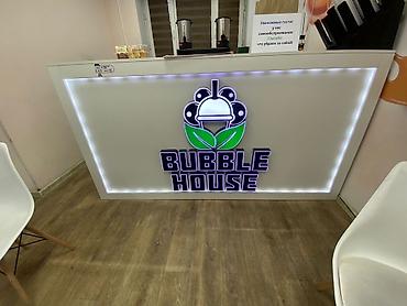 Bubble House — стойка-остров для продажи bubble tea и десертов. -