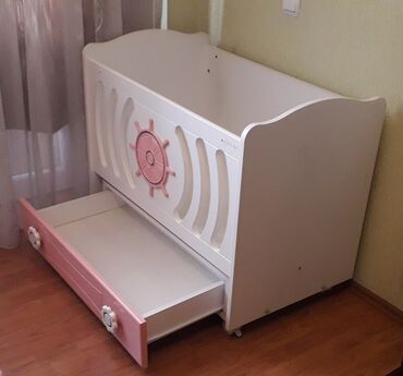 Детская мебель: Для девочки, Колыбель, Б/у,С механизмом качания, Без матраса, С выдвижными ящиками
