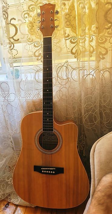 Akustik gitar – Saga markası - Korpus: dreadnought tip, kəsik