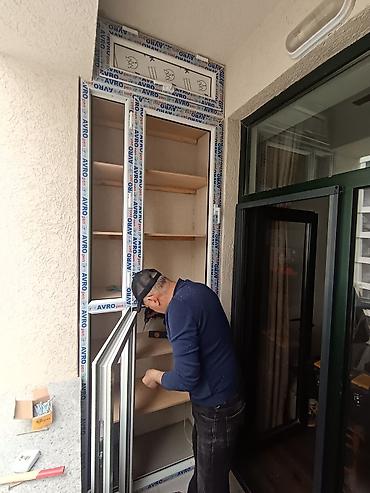 balkon masa: Plastik polkalı şkafların keyfiyyətli profillə və qalın polkalarla — 7
