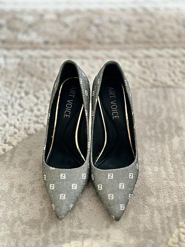 Туфли: 35 / 35,5 размер одевали два раза покупали 5500, каблук очень — 3