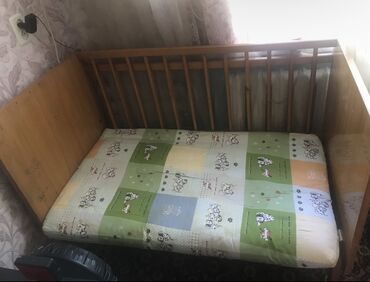 двух спалька: Детская кроватка с матрасом, спинку можно поставить с двух сторон