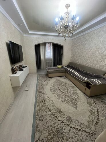 угловой диван для зала: 3 комнаты, 79 м², 106 серия улучшенная, 1 этаж, Евроремонт