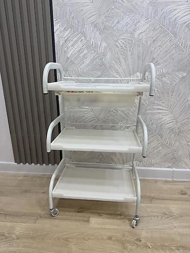 karton qutu alışı: 3 mərtəbəli mobil servis rəfi - Material: metal karkas və plastik — 1